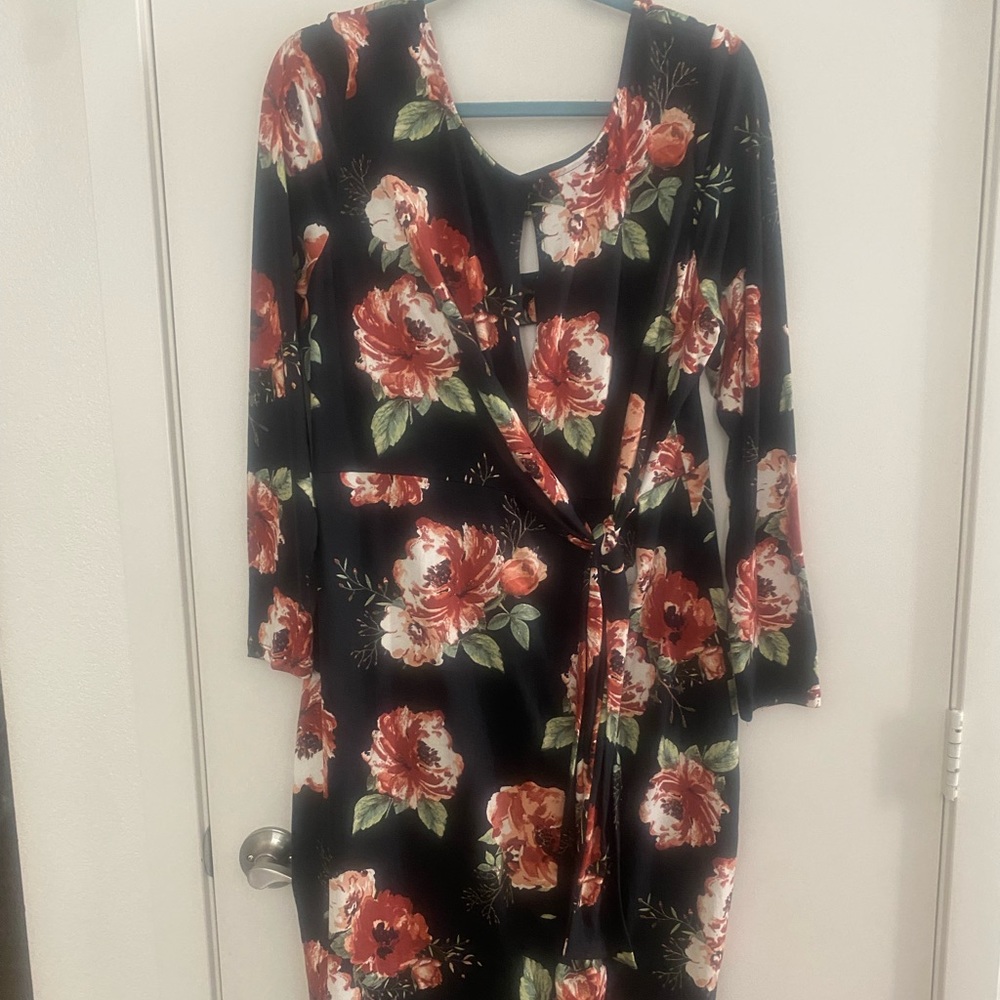 Bodycon fitted dress. Open back detail.